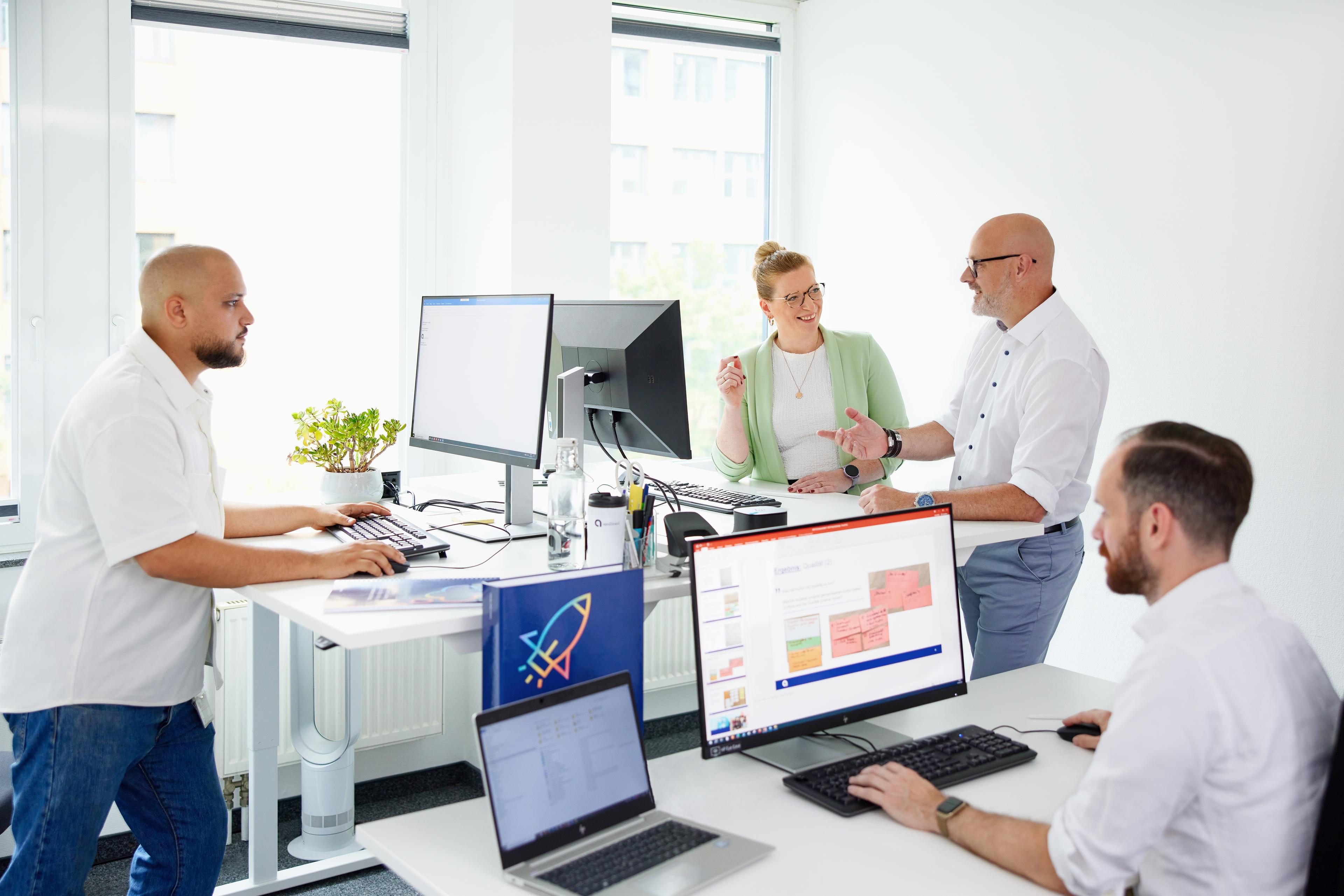 Mitarbeitende im Büro