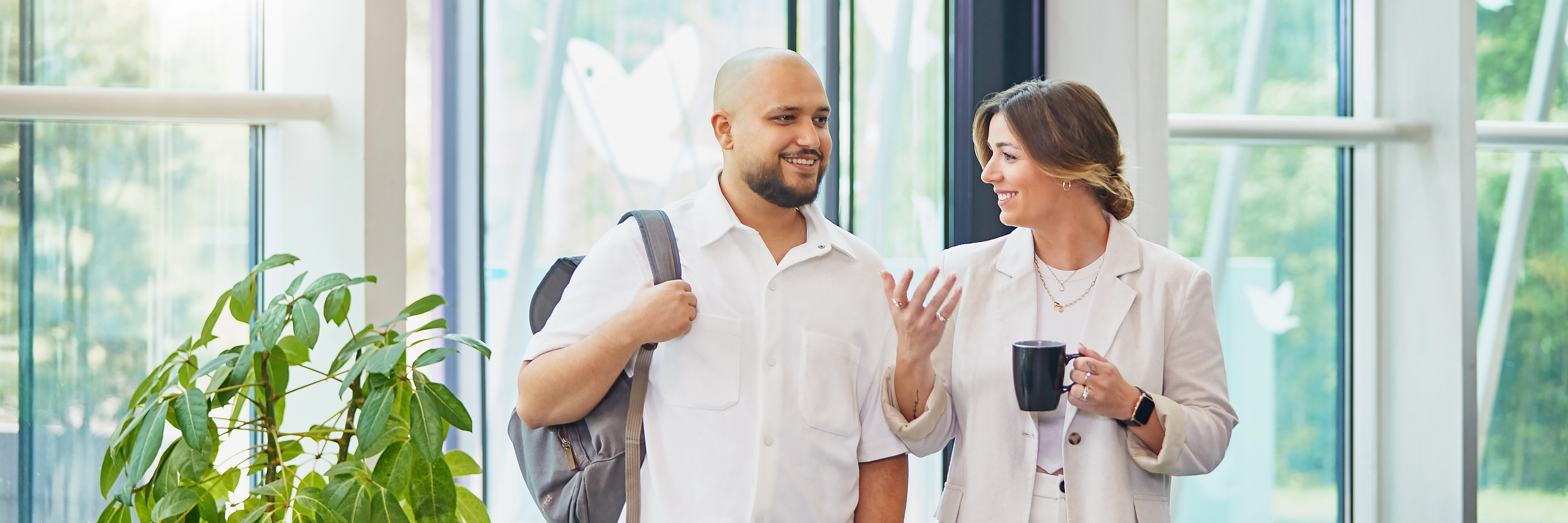 Mitarbeitenede betreten das Gebäude